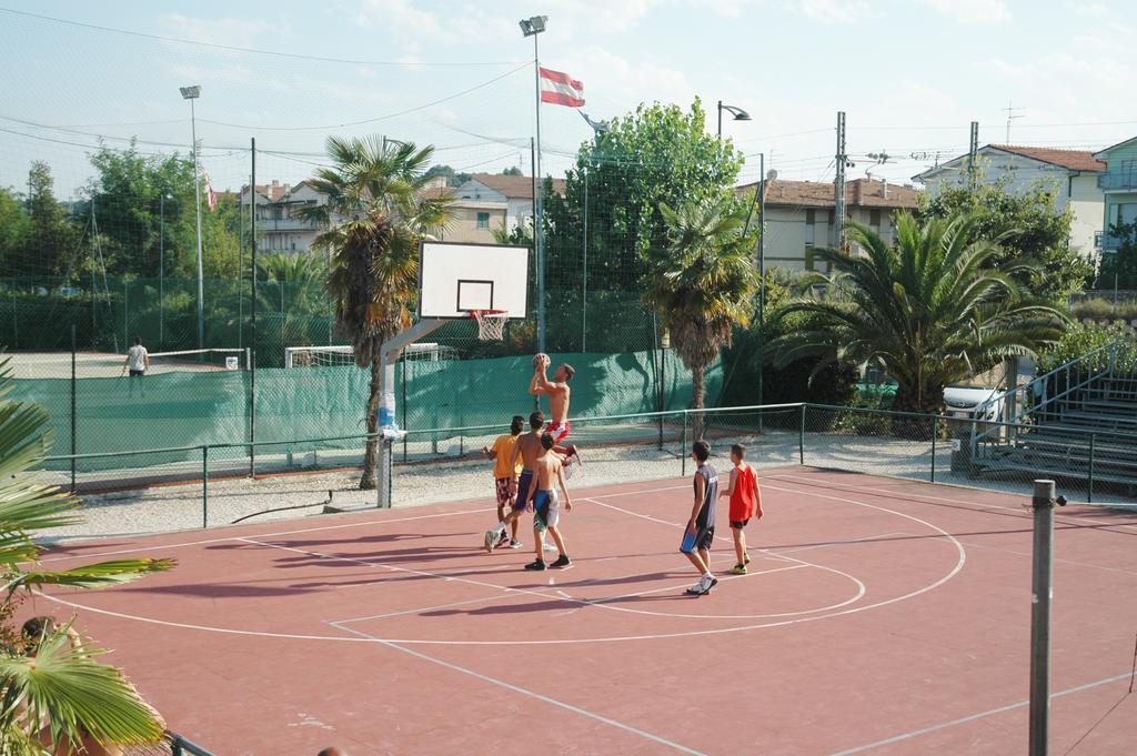 La Risacca Family Camping Village Porto SantʼElpidio Esterno foto